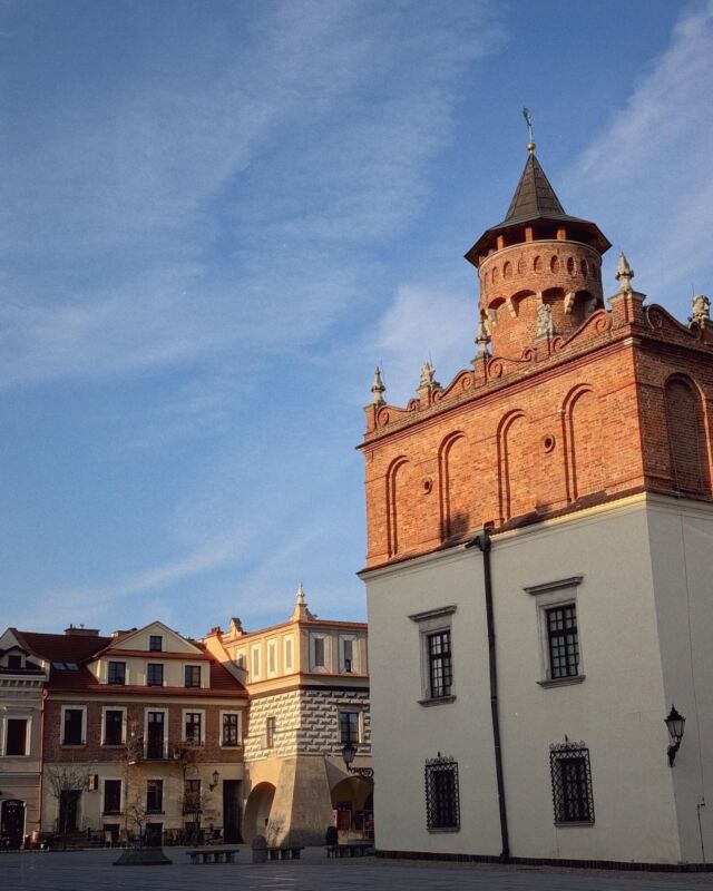Roaming the streets of town Tarnów, Poland - it’s easy to get lost in time.
Thanks to orchestra Rondine for a joint concert and a great time spent together. Thanks to a superb audience for filling the hall of @centrumsztukimoscice ! 
This is a place you have to discover by yourself!

#vołosi #travel #tarnow #poland #town #oldtown @dehancer.mobile @dehancer_photo #architecture #streetphotography #travelphotography @choriorkiestrarondine #vibe #aesthetic #discoverplaces #travelideas #volosi